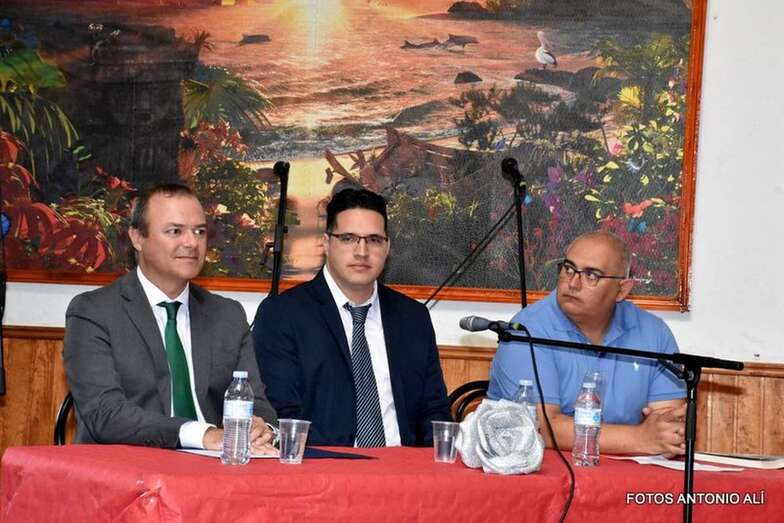 El autor del libro, Isaac Mendizábal, arropado por el alcalde de Las Palmas de GC, Augusto Hidalgo, y el historiador Juan Ismael Santana (Foto Antonio Alí)